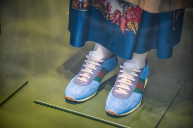 Milan, İtalya - 21 Eylül 2018: Gucci mağaza Milano'da. Montenapoleone alan. Gucci hafta alışveriş moda.