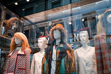 Milan, İtalya - 21 Eylül 2018: Gucci mağaza Milano'da. Montenapoleone alan. Gucci hafta alışveriş moda.