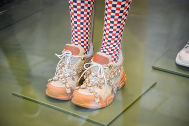 Milan, İtalya - 21 Eylül 2018: Gucci mağaza Milano'da. Montenapoleone alan. Gucci hafta alışveriş moda.