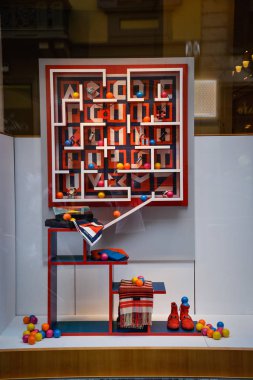 Milan, İtalya - 21 Eylül 2018: Hermes mağaza Milano'da. Montenapoleone alan. Moda Haftası Hermes alışveriş.