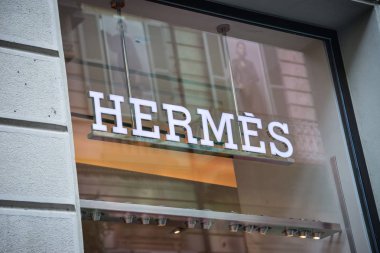 Milan, İtalya - 21 Eylül 2018: Hermes mağaza Milano'da. Montenapoleone alan. Moda Haftası Hermes alışveriş.