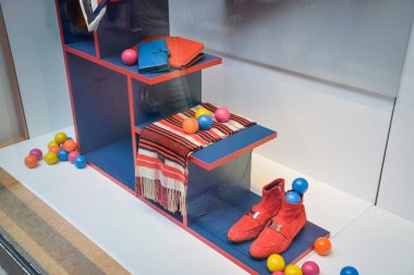 Milan, İtalya - 21 Eylül 2018: Hermes mağaza Milano'da. Montenapoleone alan. Moda Haftası Hermes alışveriş.