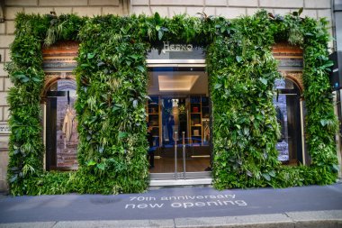 Milan, İtalya - 21 Eylül 2018: Herno mağaza Milano'da. Montenapoleone alan. Hafta Herno shopping moda.