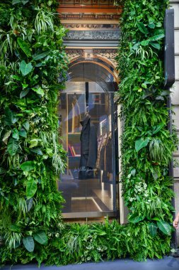 Milan, İtalya - 21 Eylül 2018: Herno mağaza Milano'da. Montenapoleone alan. Hafta Herno shopping moda.