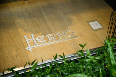 Milan, İtalya - 21 Eylül 2018: Herno mağaza Milano'da. Montenapoleone alan. Hafta Herno shopping moda.
