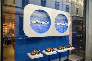 Milan, İtalya - 21 Eylül 2018: Hogan mağaza Milano'da. Montenapoleone alan. Moda hafta Hogan alışveriş.