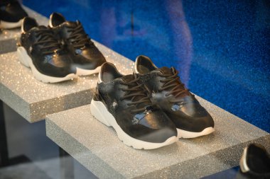 Milan, İtalya - 21 Eylül 2018: Hogan mağaza Milano'da. Montenapoleone alan. Moda hafta Hogan alışveriş.