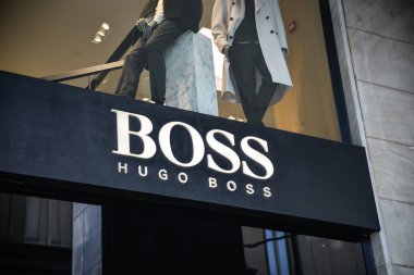 Milan, İtalya - 21 Eylül 2018: Hugo Boss mağaza Milano'da. Montenapoleone alan. Moda hafta Hugo Boss alışveriş..