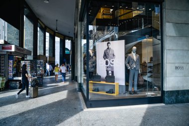 Milan, İtalya - 21 Eylül 2018: Hugo Boss mağaza Milano'da. Montenapoleone alan. Moda hafta Hugo Boss alışveriş..
