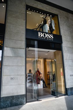 Milan, İtalya - 21 Eylül 2018: Hugo Boss mağaza Milano'da. Montenapoleone alan. Moda hafta Hugo Boss alışveriş..