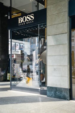 Milan, İtalya - 21 Eylül 2018: Hugo Boss mağaza Milano'da. Montenapoleone alan. Moda hafta Hugo Boss alışveriş..