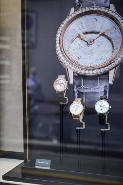 Milan, İtalya - 21 Eylül 2018: Jeager Le Coultre mağaza Milano'da. Montenapoleone alan. Hafta Jeager Le Coultre shopping moda.