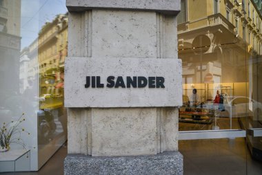 Milan, İtalya - 21 Eylül 2018: Jil Sander mağaza Milano'da. Montenapoleone alan. Jil Sander hafta alışveriş moda.