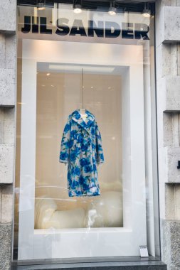 Milan, İtalya - 21 Eylül 2018: Jil Sander mağaza Milano'da. Montenapoleone alan. Jil Sander hafta alışveriş moda.