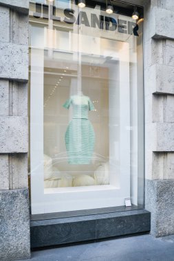 Milan, İtalya - 21 Eylül 2018: Jil Sander mağaza Milano'da. Montenapoleone alan. Jil Sander hafta alışveriş moda.