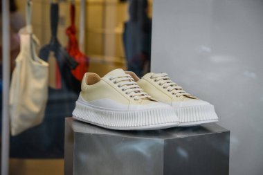 Milan, İtalya - 21 Eylül 2018: Jil Sander mağaza Milano'da. Montenapoleone alan. Jil Sander hafta alışveriş moda.