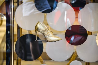 Milan, İtalya - 21 Eylül 2018: Jimmy Choo mağaza Milano'da. Montenapoleone alan. Moda Haftası Jimmy Choo alışveriş.