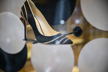 Milan, İtalya - 21 Eylül 2018: Jimmy Choo mağaza Milano'da. Montenapoleone alan. Moda Haftası Jimmy Choo