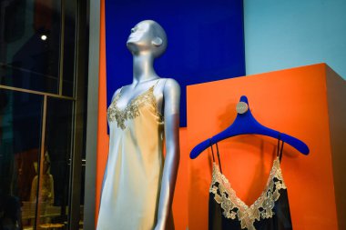 Milan, İtalya - 21 Eylül 2018: La Perla mağaza Milano'da. Montenapoleone alan. La Perla hafta alışveriş moda.