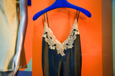 Milan, İtalya - 21 Eylül 2018: La Perla mağaza Milano'da. Montenapoleone alan. La Perla hafta alışveriş moda.