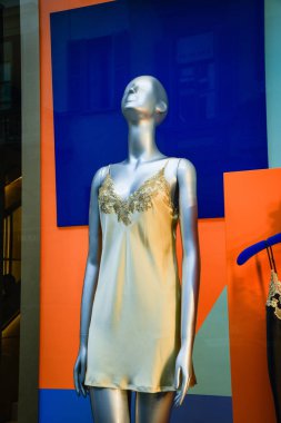 Milan, İtalya - 21 Eylül 2018: La Perla mağaza Milano'da. Montenapoleone alan. La Perla hafta alışveriş moda.