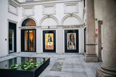 Milan, İtalya - 21 Eylül 2018: Louis Vuitton mağaza Milano'da. Montenapoleone alan. Moda Haftası Louis Vuitton alışveriş.