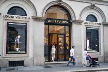 Milan, İtalya - 21 Eylül 2018: Louis Vuitton mağaza Milano'da. Montenapoleone alan. Moda Haftası Louis Vuitton alışveriş.