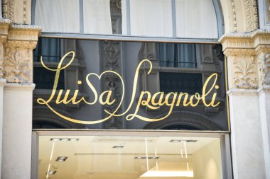 Milan, İtalya - 21 Eylül 2018: Luisa Spagnoli mağaza Milano'da. Montenapoleone alan. Moda Haftası Luisa Spagnoli alışveriş.