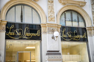 Milan, İtalya - 21 Eylül 2018: Luisa Spagnoli mağaza Milano'da. Montenapoleone alan. Moda Haftası Luisa Spagnoli alışveriş.