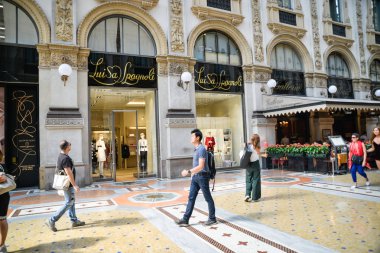 Milan, İtalya - 21 Eylül 2018: Luisa Spagnoli mağaza Milano'da. Montenapoleone alan. Moda Haftası Luisa Spagnoli