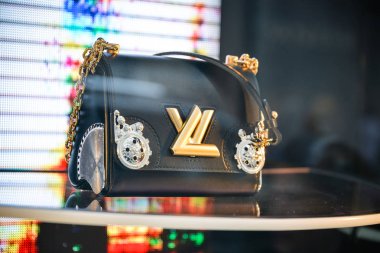 Milan, İtalya - 21 Eylül 2018: Louis Vuitton mağaza Milano'da. Montenapoleone alan. Moda Haftası Louis Vuitton alışveriş.