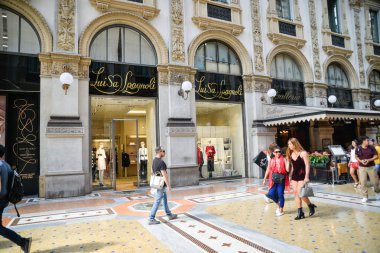 Milan, İtalya - 21 Eylül 2018: Luisa Spagnoli mağaza Milano'da. Montenapoleone alan. Moda Haftası Luisa Spagnoli