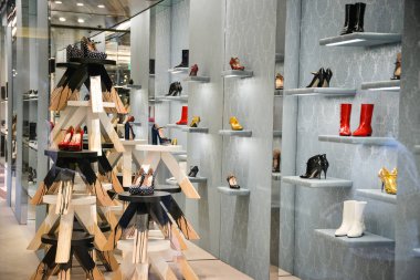 Milan, İtalya - 21 Eylül 2018: Miu Miu mağaza Milano'da. Montenapoleone alan. Miu Miu hafta alışveriş moda.