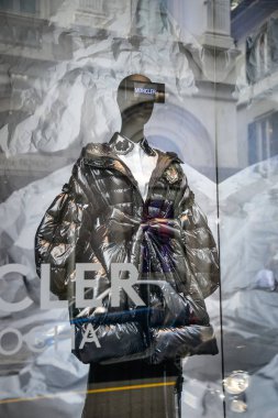 Milan, İtalya - 21 Eylül 2018: Moncler mağaza Milano'da. Montenapoleone alan. Moncler hafta alışveriş moda.