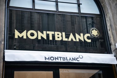 Milan, İtalya - 21 Eylül 2018: Montblanc mağaza Milano'da. Montenapoleone alan. Montblanc hafta alışveriş moda.
