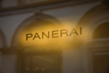 Milan, İtalya - 21 Eylül 2018: Panerai mağaza Milano'da. Montenapoleone alan. Panerai hafta alışveriş moda.