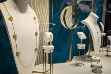 Milan, İtalya - 21 Eylül 2018: Piaget mağaza Milano'da. Montenapoleone alan. Moda Haftası Piaget alışveriş.