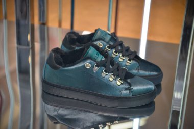 Milan, İtalya - 21 Eylül 2018: Pollini mağaza Milano'da. Montenapoleone alan. Pollini hafta alışveriş moda.