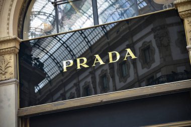 Milan, İtalya - 21 Eylül 2018: Prada mağaza Milano'da. Montenapoleone alan. Hafta Prada alışveriş moda.