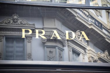 Milan, İtalya - 21 Eylül 2018: Prada mağaza Milano'da. Montenapoleone alan. Hafta Prada alışveriş moda.