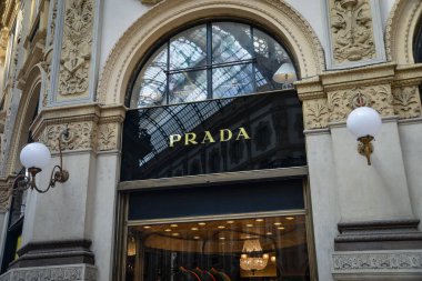 Milan, İtalya - 21 Eylül 2018: Prada mağaza Milano'da. Montenapoleone alan. Hafta Prada alışveriş moda.