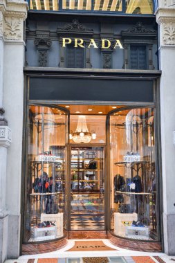 Milan, İtalya - 21 Eylül 2018: Prada mağaza Milano'da. Montenapoleone alan. Hafta Prada alışveriş moda.