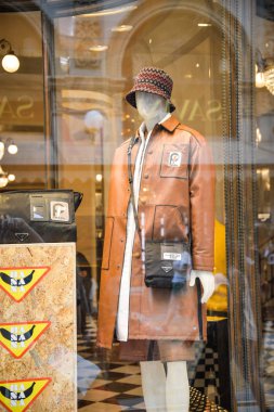 Milan, İtalya - 21 Eylül 2018: Prada mağaza Milano'da. Montenapoleone alan. Hafta Prada alışveriş moda.