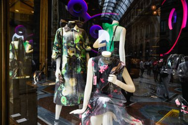 Milan, İtalya - 21 Eylül 2018: Prada mağaza Milano'da. Montenapoleone alan. Hafta Prada alışveriş moda.