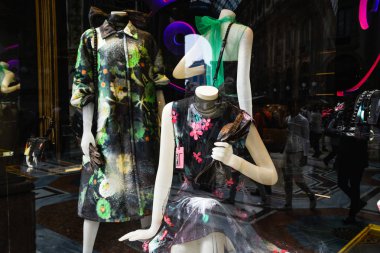 Milan, İtalya - 21 Eylül 2018: Prada mağaza Milano'da. Montenapoleone alan. Hafta Prada alışveriş moda.