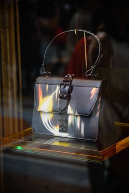 Milan, İtalya - 21 Eylül 2018: Prada mağaza Milano'da. Montenapoleone alan. Hafta Prada alışveriş moda.