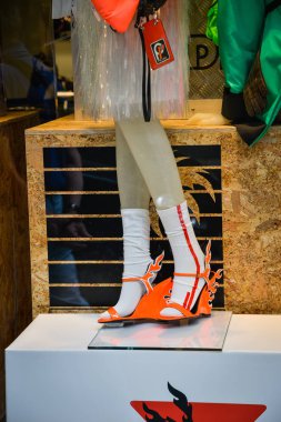 Milan, İtalya - 21 Eylül 2018: Prada mağaza Milano'da. Montenapoleone alan. Hafta Prada alışveriş moda.