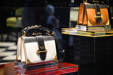 Milan, İtalya - 21 Eylül 2018: Prada mağaza Milano'da. Montenapoleone alan. Hafta Prada alışveriş moda.