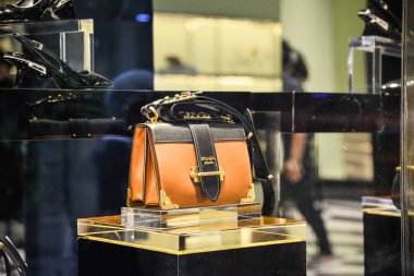 Milan, İtalya - 21 Eylül 2018: Prada mağaza Milano'da. Montenapoleone alan. Hafta Prada alışveriş moda.