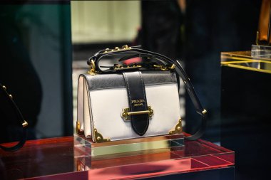 Milan, İtalya - 21 Eylül 2018: Prada mağaza Milano'da. Montenapoleone alan. Hafta Prada alışveriş moda.